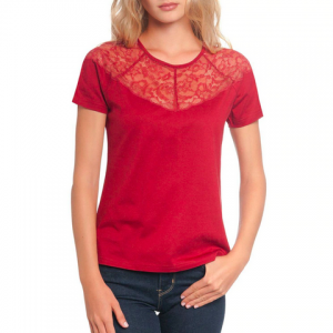 rotes Kurzarmshirt mit Spitzenbesatz, der über die Schultern und das Dekoltee reicht, das Shirt ist weit geschnitten