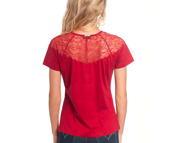 rotes Kurzarmshirt mit Spitzenbesatz, der über die Schultern und das Dekoltee reicht, das Shirt ist weit geschnitten