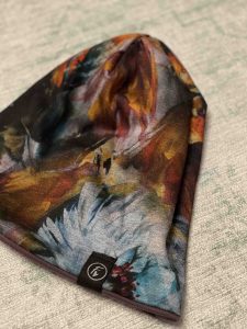 wendemütze floral schwarz, Beanies oder Schlappmützen von Fashionista sind fair und in Klagenfurt gefertigt, auch die Stoffe stammen aus nachhaltiger Produktion