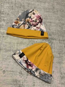 Wendemütze in floral und mustard, die Krempe ist umgeschlagen und beide Farben sehen zu können, Beanies oder Schlappmützen von Fashionista sind fair und in Klagenfurt gefertigt, auch die Stoffe stammen aus nachhaltiger Produktion