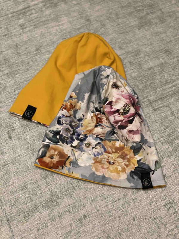 Wendemütze in floral mit mustard, senf von beiden Seiten zu sehen, Beanies oder Schlappmützen von Fashionista sind fair und in Klagenfurt gefertigt, auch die Stoffe stammen aus nachhaltiger Produktion