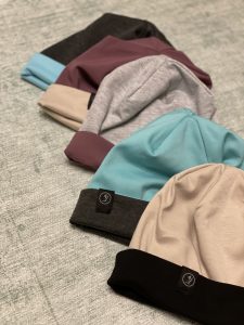 verschiedene Modell der Wendemützen mit umgestülpter Krempe, die handgemachten Beanies oder Schlappmützen von Fashionista sind fair und in Klagenfurt gefertigt, auch die Stoffe stammen aus nachhaltiger Produktion