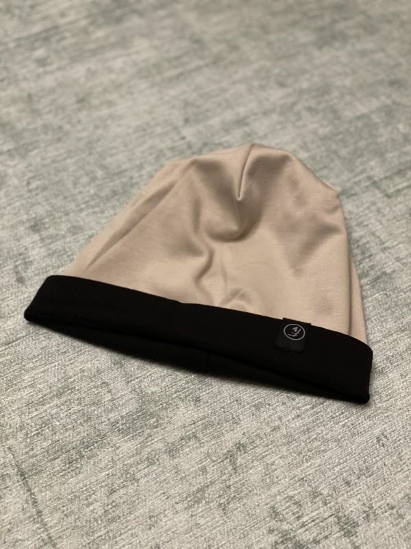 Wendemütze in beige und schwarz mit umgeschlagener Krempe, die handgemachten Beanies oder Schlappmützen von Fashionista sind fair und in Klagenfurt gefertigt, auch die Stoffe stammen aus nachhaltiger Produktion
