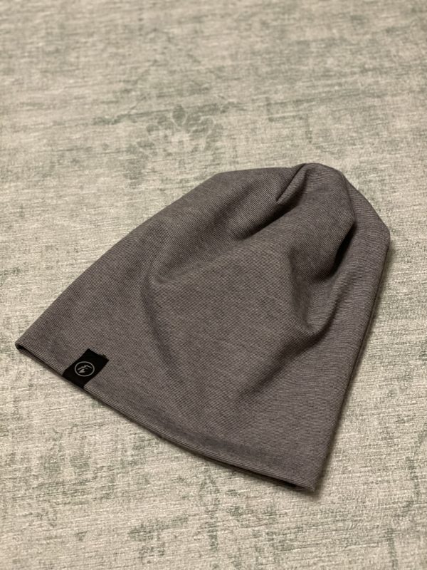 Mütze hellgrau, die handgemachten Beanies oder Schlappmützen von Fashionista sind fair und in Klagenfurt gefertigt, auch die Stoffe stammen aus nachhaltiger Produktion